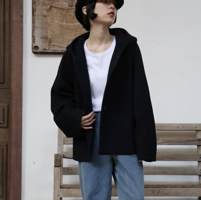 冬のファッションの頼もしい一枚に フード付きハーフコート　ショートコート　251011