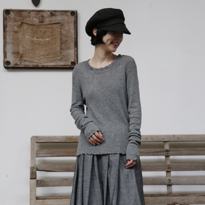 すっきり女性らしいシルエット。肌に寄り添う、軽くて暖かなハイゲージニット 251102