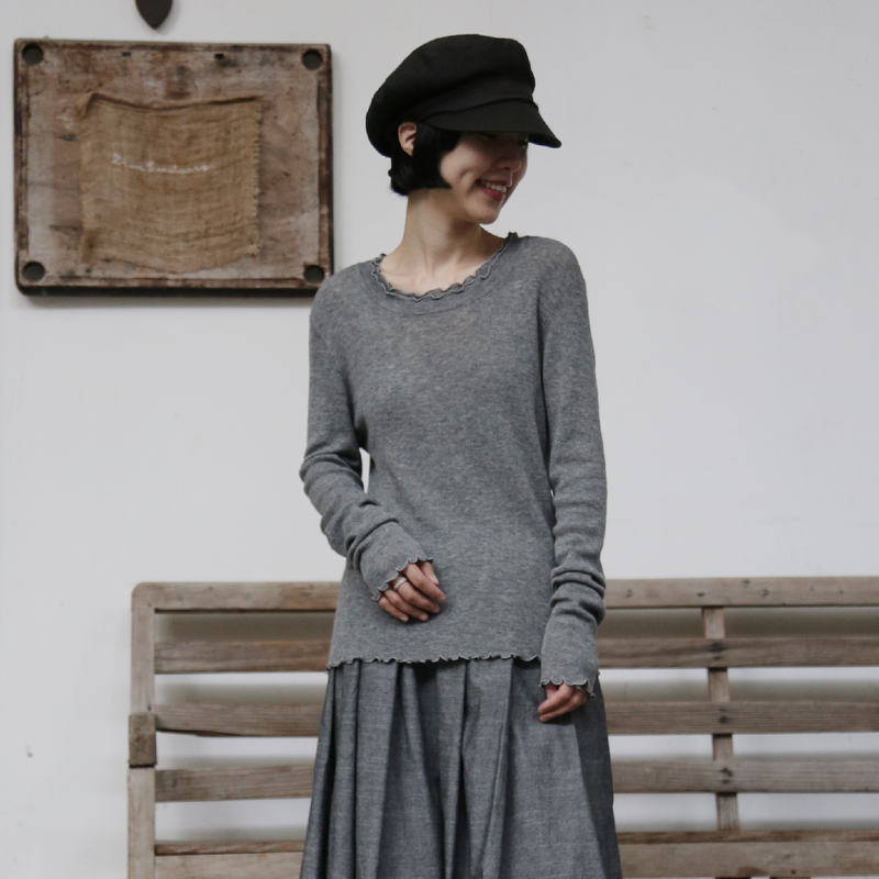 すっきり女性らしいシルエット。肌に寄り添う、軽くて暖かなハイゲージニット 251102