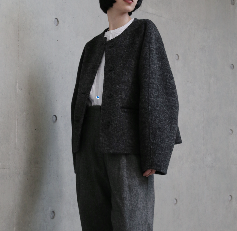 熟練の職人が一点一点手縫いで仕立て上げた、冬の特別なウールショートコート　251130-1