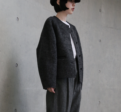 熟練の職人が一点一点手縫いで仕立て上げた、冬の特別なウールショートコート　251130-1