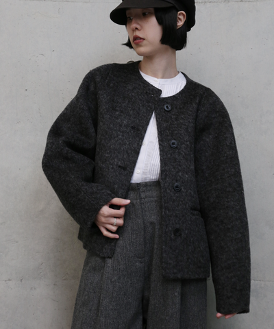熟練の職人が一点一点手縫いで仕立て上げた、冬の特別なウールショートコート　251130-1