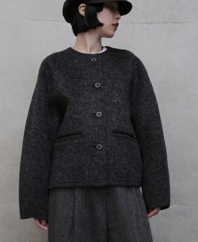熟練の職人が一点一点手縫いで仕立て上げた、冬の特別なウールショートコート　251130-1