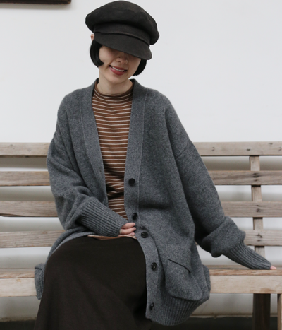 優雅なぬくもりをまとう、Vネックカーディガン　ヤクダウン&ウール混紡カーディガン 　ダークグレー　　251201-1