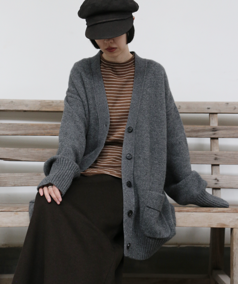 優雅なぬくもりをまとう、Vネックカーディガン　ヤクダウン&ウール混紡カーディガン 　ダークグレー　　251201-1