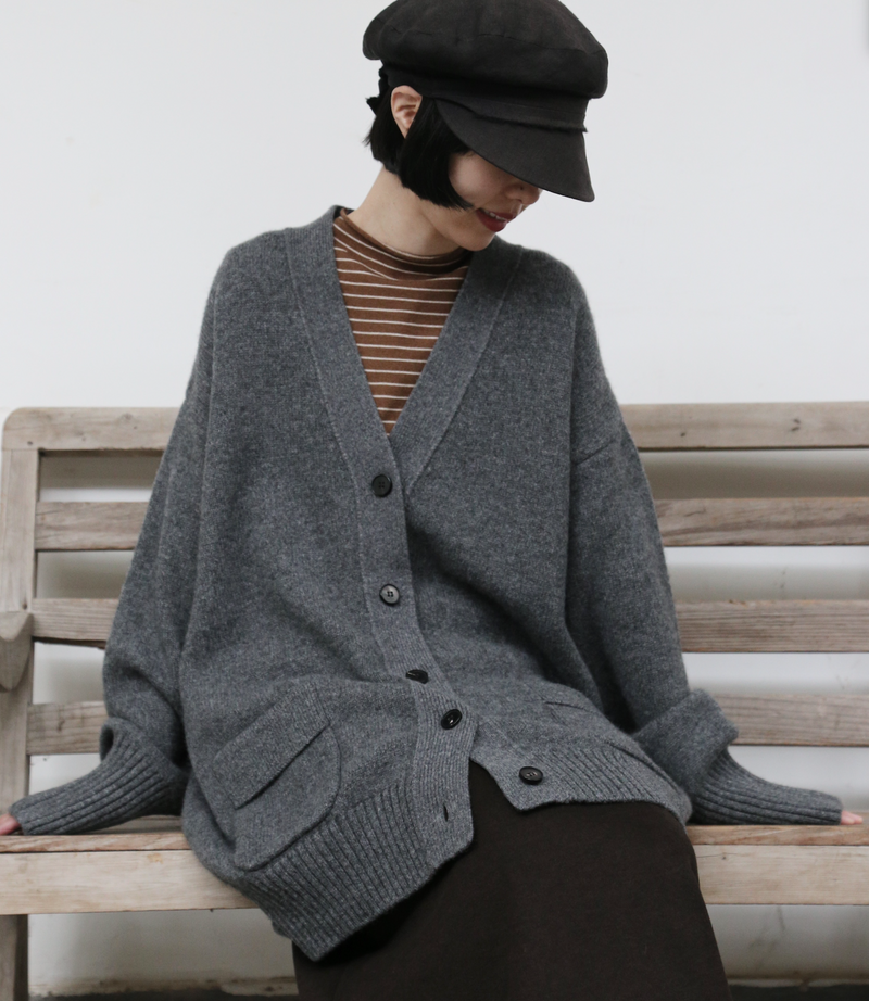 優雅なぬくもりをまとう、Vネックカーディガン　ヤクダウン&ウール混紡カーディガン 　ダークグレー　　251201-1