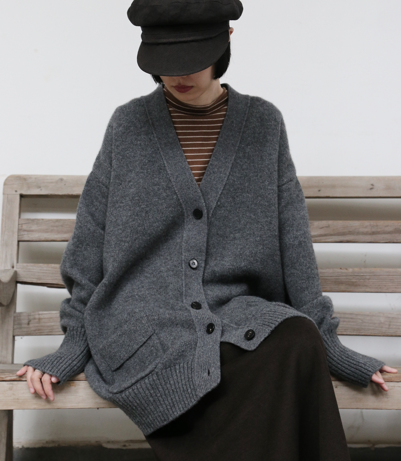 優雅なぬくもりをまとう、Vネックカーディガン　ヤクダウン&ウール混紡カーディガン 　ダークグレー　　251201-1