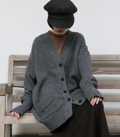 優雅なぬくもりをまとう、Vネックカーディガン　ヤクダウン&ウール混紡カーディガン 　ダークグレー　　251201-1