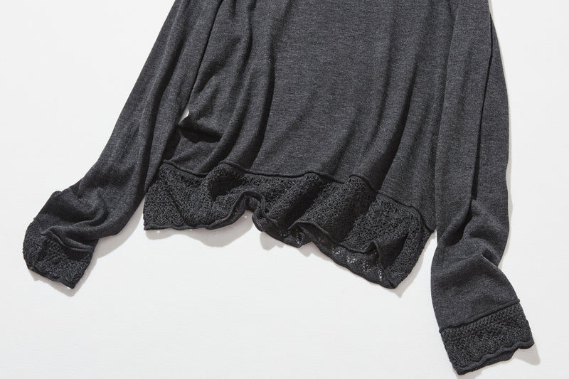 細部に遊び心が光るニットトップス　ウール混　レース編み裾ニット　　251010