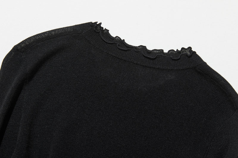 すっきり女性らしいシルエット。肌に寄り添う、軽くて暖かなハイゲージニット 251102