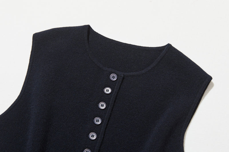 快適さとスタイルを両立　上質なウール100%のニットベスト　ウール100％　　251101