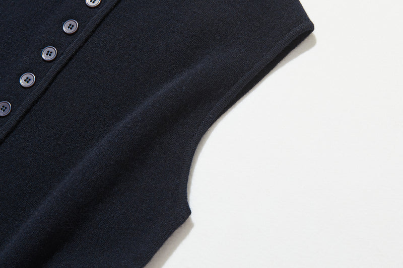 快適さとスタイルを両立　上質なウール100%のニットベスト　ウール100％　　251101