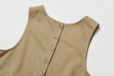 合わせるトップスで印象変化も楽しめるトレンドのサロペット　250214