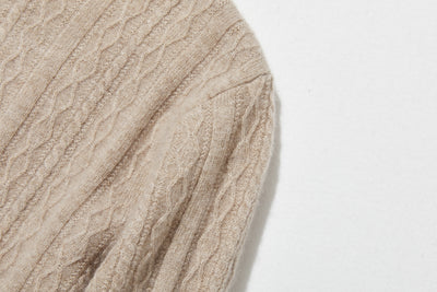 冬の定番に、立体アラン模様の美しい一品　カシミヤとウールのハイネックニット　セーター　251122