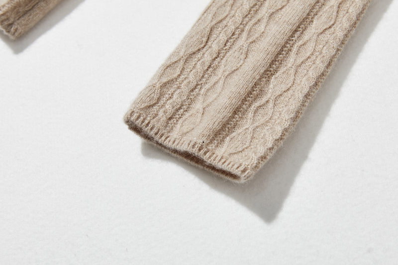 冬の定番に、立体アラン模様の美しい一品　カシミヤとウールのハイネックニット　セーター　251122