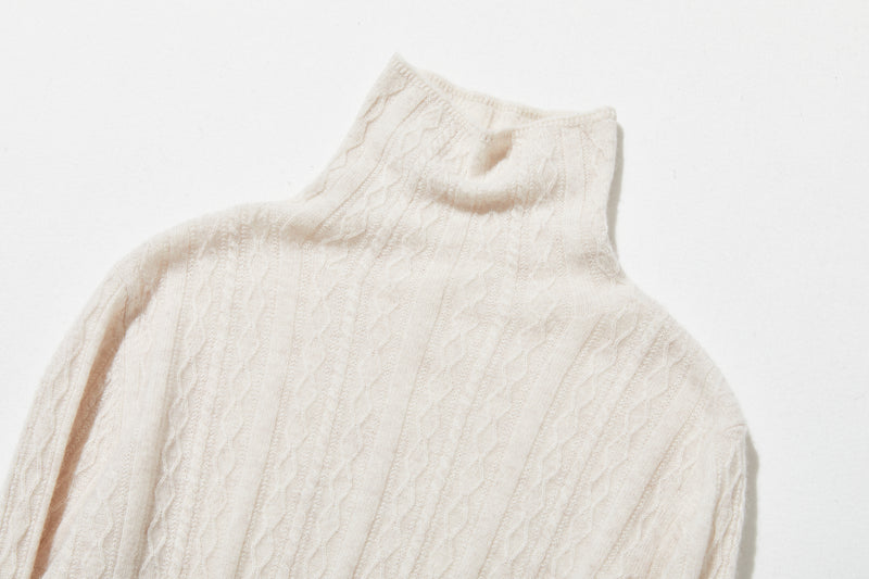冬の定番に、立体アラン模様の美しい一品　カシミヤとウールのハイネックニット　セーター　251122