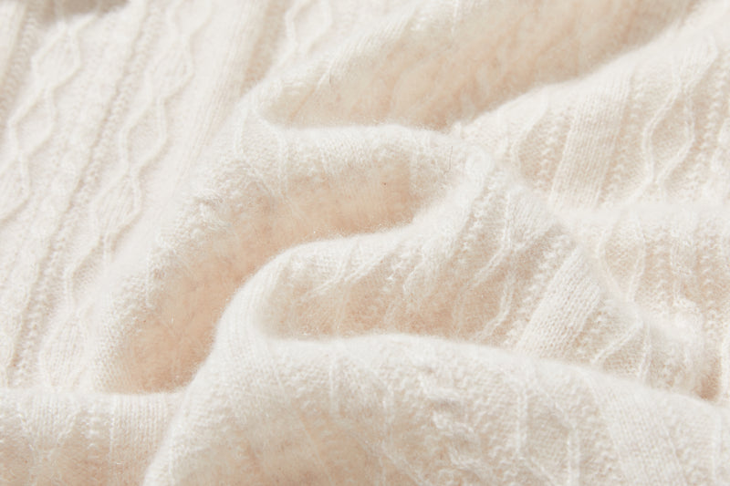 冬の定番に、立体アラン模様の美しい一品　カシミヤとウールのハイネックニット　セーター　251122