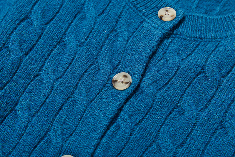 時代を超えて愛されるケーブル編みカーディガン　ウール100％カーディガン ウールニット　251121