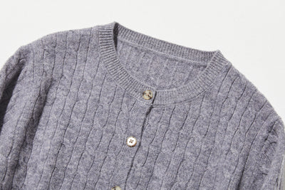 時代を超えて愛されるケーブル編みカーディガン　ウール100％カーディガン ウールニット　251121