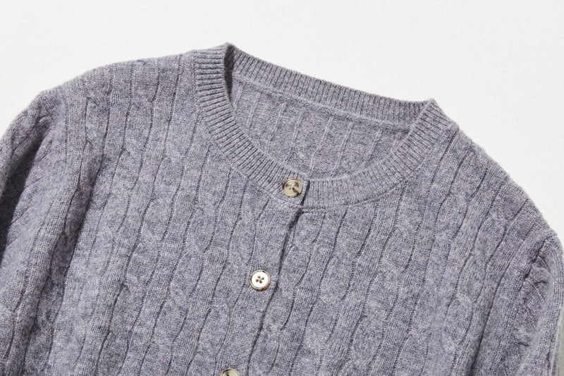 時代を超えて愛されるケーブル編みカーディガン　ウール100％カーディガン ウールニット　251121