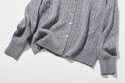 時代を超えて愛されるケーブル編みカーディガン　ウール100％カーディガン ウールニット　251121