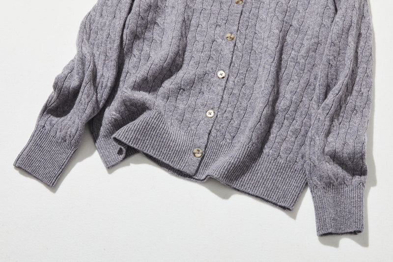 時代を超えて愛されるケーブル編みカーディガン　ウール100％カーディガン ウールニット　251121