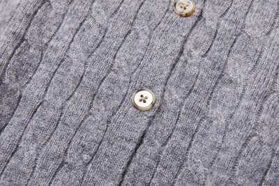 時代を超えて愛されるケーブル編みカーディガン　ウール100％カーディガン ウールニット　251121