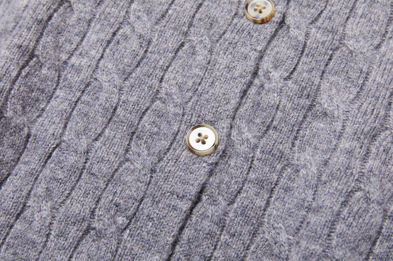 時代を超えて愛されるケーブル編みカーディガン　ウール100％カーディガン ウールニット　251121