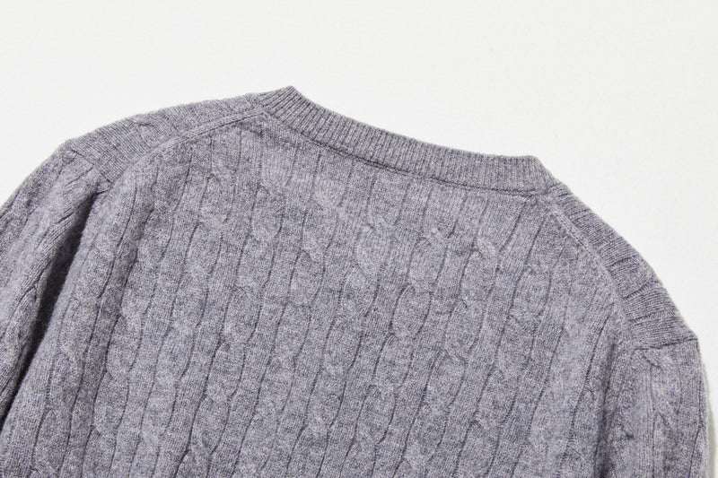 時代を超えて愛されるケーブル編みカーディガン　ウール100％カーディガン ウールニット　251121