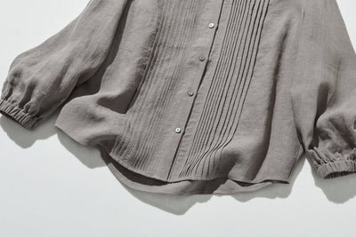 上品な佇まいと、心地よい着心地を兼ね備えた一枚　ピンタックシャツ　リネンシャツブラウス　251007