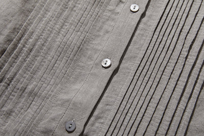 上品な佇まいと、心地よい着心地を兼ね備えた一枚　ピンタックシャツ　リネンシャツブラウス　251007