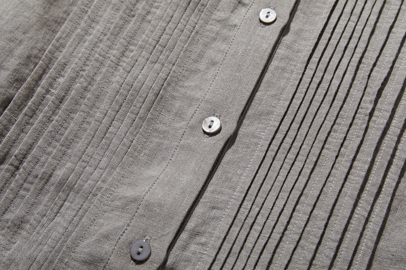 上品な佇まいと、心地よい着心地を兼ね備えた一枚　ピンタックシャツ　リネンシャツブラウス　251007