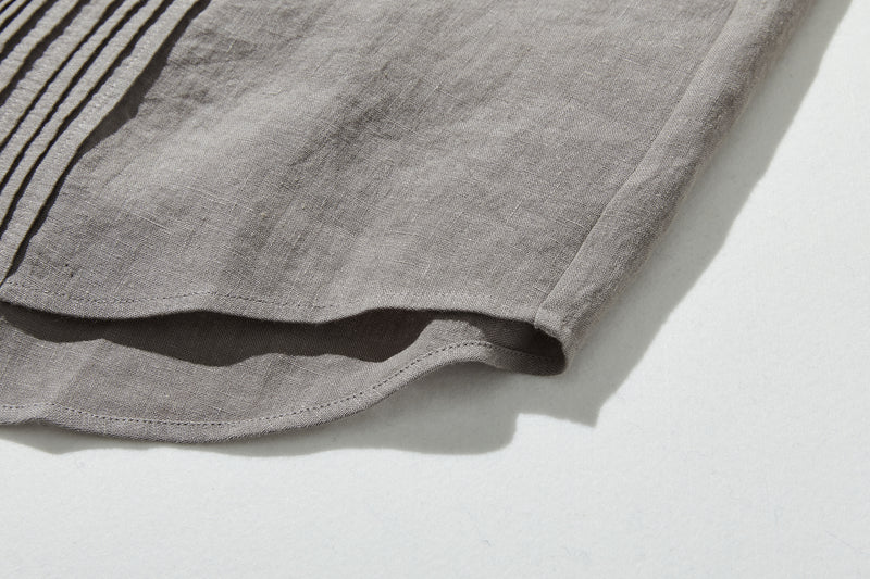 上品な佇まいと、心地よい着心地を兼ね備えた一枚　ピンタックシャツ　リネンシャツブラウス　251007