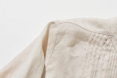 上品な佇まいと、心地よい着心地を兼ね備えた一枚　ピンタックシャツ　リネンシャツブラウス　251007