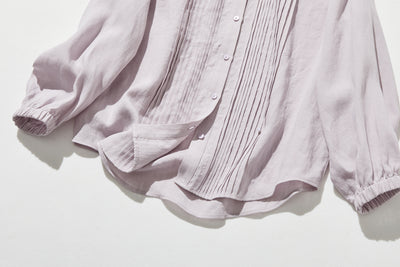 上品な佇まいと、心地よい着心地を兼ね備えた一枚　ピンタックシャツ　リネンシャツブラウス　251007