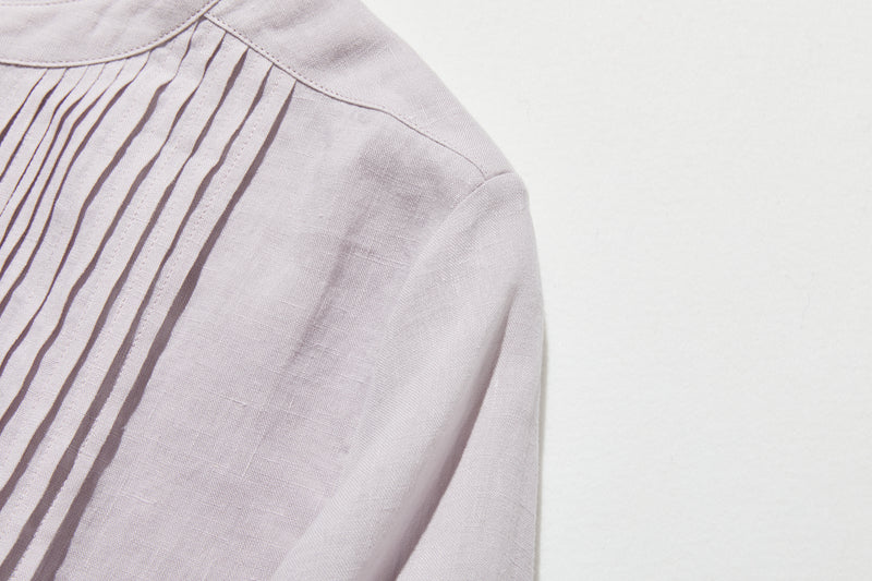 上品な佇まいと、心地よい着心地を兼ね備えた一枚　ピンタックシャツ　リネンシャツブラウス　251007