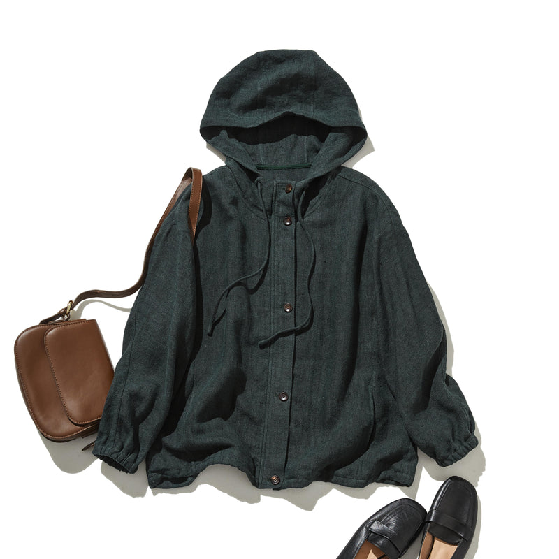 A versatile piece that can be worn for years to come. 100% linen hooded jacket. Fall/winter outerwear. Product code: 250902