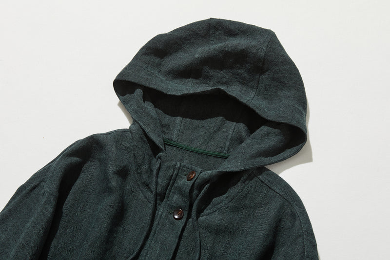 A versatile piece that can be worn for years to come. 100% linen hooded jacket. Fall/winter outerwear. Product code: 250902
