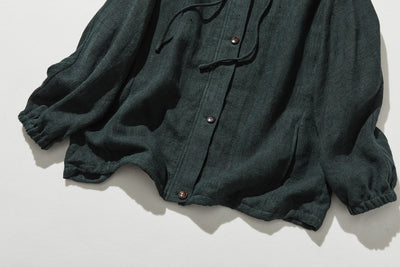 A versatile piece that can be worn for years to come. 100% linen hooded jacket. Fall/winter outerwear. Product code: 250902