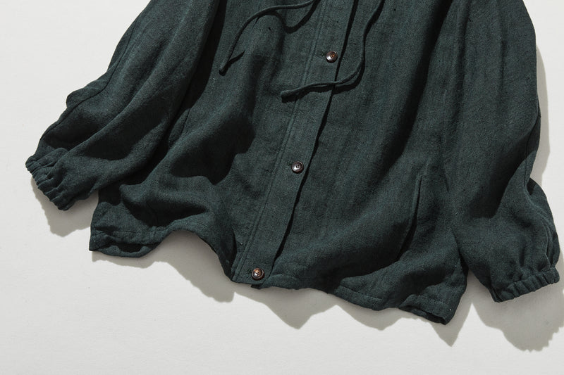 A versatile piece that can be worn for years to come. 100% linen hooded jacket. Fall/winter outerwear. Product code: 250902