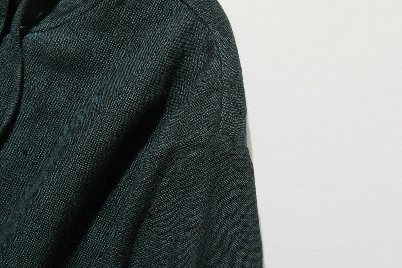 A versatile piece that can be worn for years to come. 100% linen hooded jacket. Fall/winter outerwear. Product code: 250902