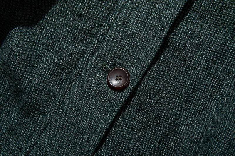 A versatile piece that can be worn for years to come. 100% linen hooded jacket. Fall/winter outerwear. Product code: 250902