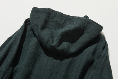 A versatile piece that can be worn for years to come. 100% linen hooded jacket. Fall/winter outerwear. Product code: 250902