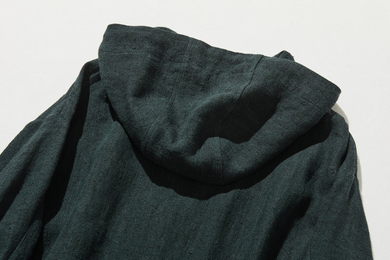 A versatile piece that can be worn for years to come. 100% linen hooded jacket. Fall/winter outerwear. Product code: 250902