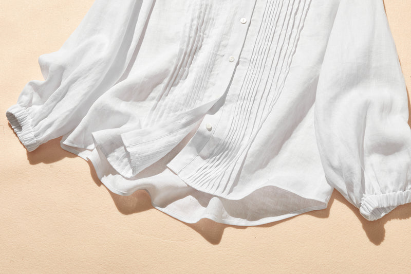 上品な佇まいと、心地よい着心地を兼ね備えた一枚　ピンタックシャツ　リネンシャツブラウス　251007