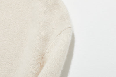 『シンプルだけど、一枚で様になる』カシミヤ100％　タートルネックセーター　厚手　241016