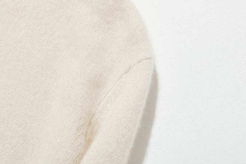 『シンプルだけど、一枚で様になる』カシミヤ100％　タートルネックセーター　厚手　241016