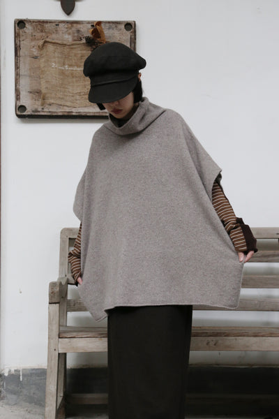 上質な温もりと自由なスタイリングを演出　ウールセーター ケープ風ニット　カシミヤセーター　251125