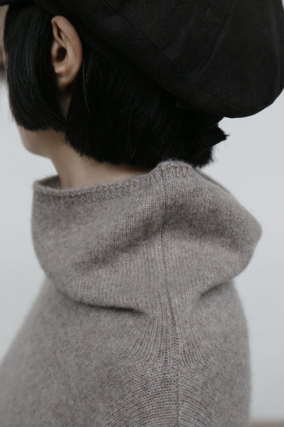 上質な温もりと自由なスタイリングを演出　ウールセーター ケープ風ニット　カシミヤセーター　251125