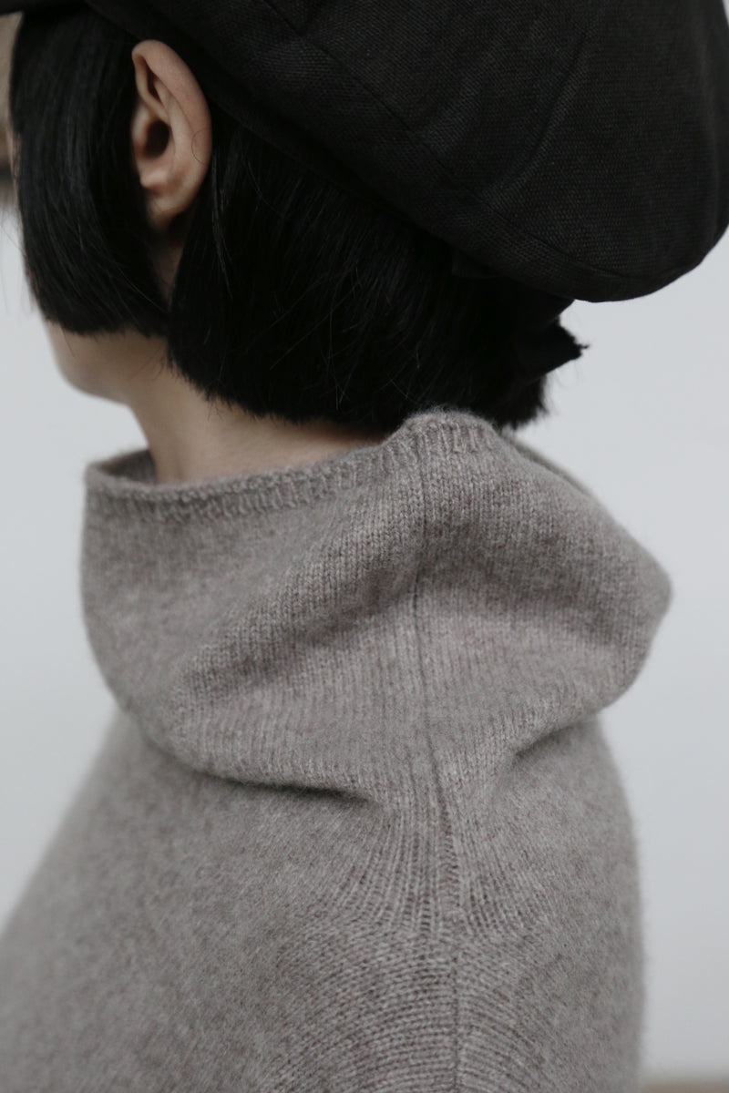 上質な温もりと自由なスタイリングを演出　ウールセーター ケープ風ニット　カシミヤセーター　251125